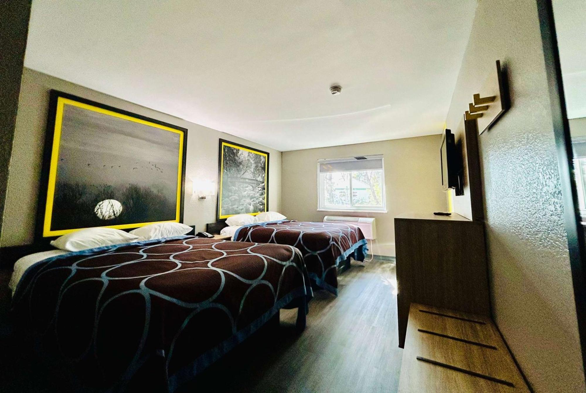 Super 8 By Wyndham Auburn Area Hotel 2*