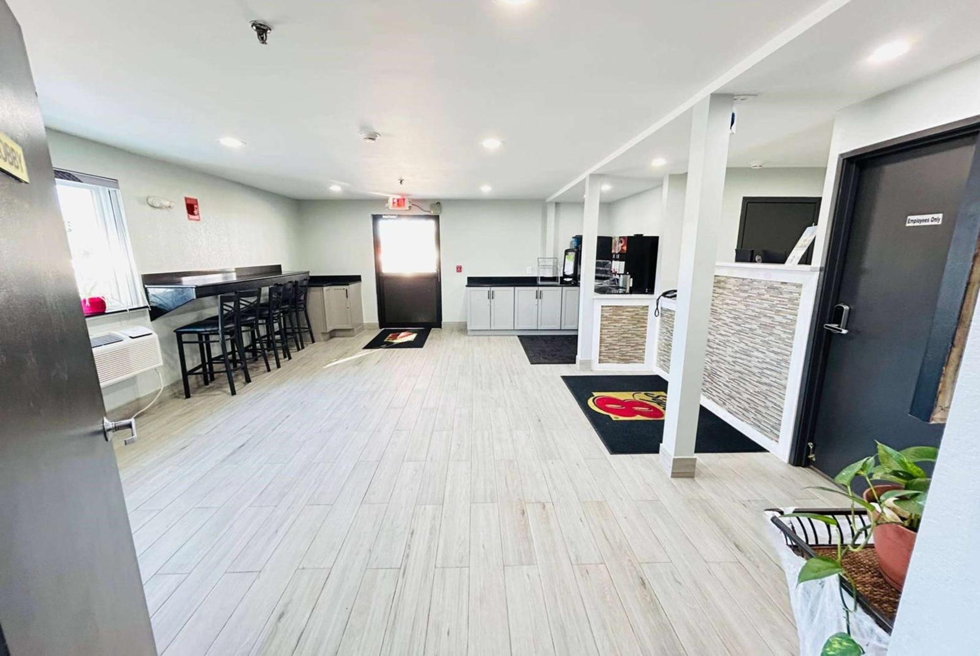 Super 8 By Wyndham Auburn Area Hotel 2*